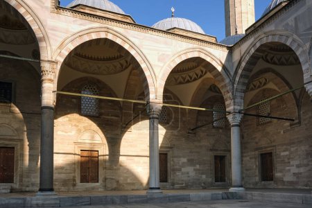 Foto de Patio de la Mezquita Sulaymaniyah al amanecer. Tipo bizantino de mezquita. - Imagen libre de derechos