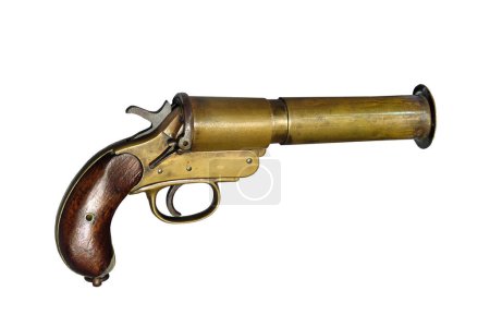 Téléchargez les photos : Pistolet de signalisation en laiton avec poignée en bois, milieu du XXe siècle Isolé sur fond blanc. - en image libre de droit