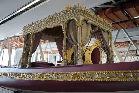 Téléchargez les photos : Galère impériale décorée d'or et de bois précieux exposée au Musée naval d'Istanbul, Turquie - 22 octobre 2023. - en image libre de droit