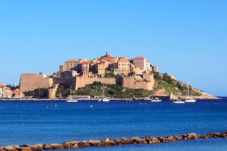 Foto de View of Calvi, medieval capital of Balagne, known for its famous 13th century Genoese citadel built on a rocky promontory, surely one of the most beautiful towns in Corsica - Imagen libre de derechos