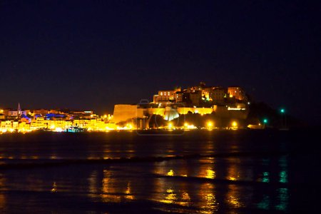 Foto de Night view of Calvi, medieval capital of Balagne, known for its famous 13th century Genoese citadel built on a rocky promontory, surely one of the most beautiful towns in Corsica - Imagen libre de derechos