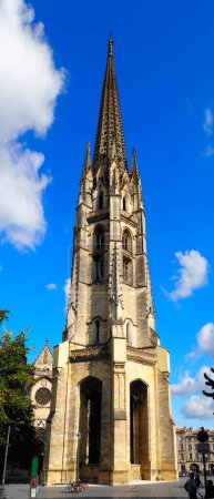 Téléchargez les photos : St. Michael's Basilica is one of the main Catholic places of worship in the city of Bordeaux, in southwestern France - en image libre de droit