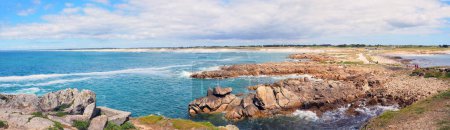 Foto de La pointe de La Torche is a top surfing spot in Brittany for surfing. The turquoise color of the sea and the white sand beach will make you believe that you are in the Caribbean Sea - Imagen libre de derechos
