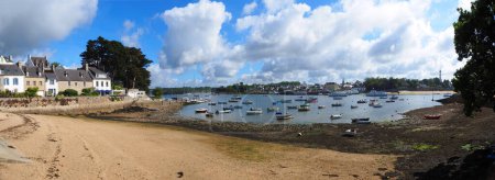 Foto de The port of Sainte Marine, on the banks of the Odet opposite the port of Bnodet, is a small heritage jewel surrounded by woods and the sea located in Brittany in the department of Finistere - Imagen libre de derechos