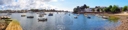 Foto de The port of Sainte Marine, on the banks of the Odet opposite the port of Bnodet, is a small heritage jewel surrounded by woods and the sea located in Brittany in the department of Finistre - Imagen libre de derechos