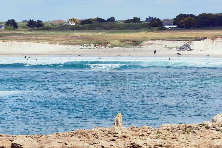 Foto de La pointe de La Torche is a top surfing spot in Brittany for surfing. The turquoise color of the sea and the white sand beach will make you believe that you are in the Caribbean Sea - Imagen libre de derechos