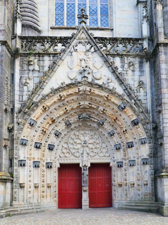 Téléchargez les photos : Portal of the Saint-Corentin cathedral in Quimper, a jewel of Breton Gothic art under the patronage of Notre-Dame and the legendary first bishop whose name it bears, Saint Corentin - en image libre de droit