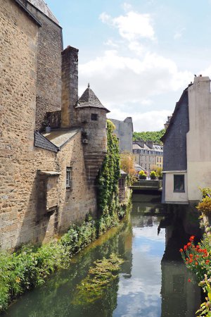 Foto de In the town of Quimper, in the department of Finistere, in Brittany, you can follow pleasant walks along the banks of the Odet river - Imagen libre de derechos