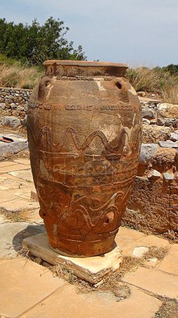 Foto de Large ancient amphora (or jar) in the Minoan palace of Malia in Crete (Greece) in the heart of the Aegean Sea - Imagen libre de derechos