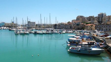 Téléchargez les photos : View of the superb port of Chania (or Xania or La Canee), in Crete (Greece), in the heart of the Aegean Sea, made famous by the unforgettable film Zorba the Greek with Athony Quinn - en image libre de droit