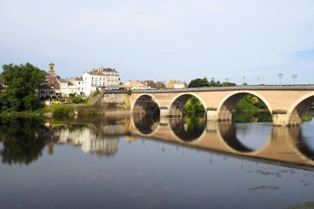 Téléchargez les photos : Superb panoramic view of the brick bridge over the Dordogne in the city Bergerac in New Aquitaine in France - en image libre de droit