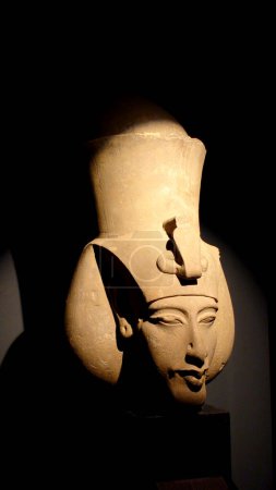 Téléchargez les photos : Bust of the mysterious Akhenaton, famous pharaoh of ancient Egypt - en image libre de droit