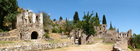 Téléchargez les photos : Ruins of the city of Mistra or Mystras founded by the Franks in the 13th century, on the heights of Taygetos in order to protect Sparta, then favorite residence of the Villehardouins - en image libre de droit