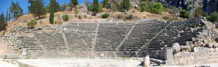 Téléchargez les photos : Construit au 4ème siècle avant JC, le théâtre de Delphes est l'un des mieux conservés en Grèce. La scène est délibérément située en contrebas pour permettre aux spectateurs d'admirer la vue splendide sur la vallée - en image libre de droit