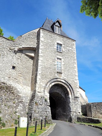 Téléchargez les photos : Tour carrée appelée "postern" du château médiéval de Montargis, surnommée la Venise de Gatinais en raison des 127 ponts qui enjambent la rivière Loing - en image libre de droit
