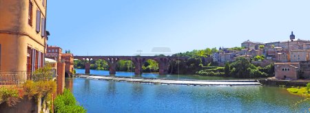 Téléchargez les photos : Vue panoramique sur le Tarn, déversoir et nouveau pont (22 août 1944) dans la célèbre ville d'Albi, en occitanie dans le sud-ouest de la France - en image libre de droit