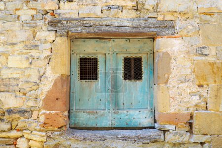 Téléchargez les photos : Vieille fenêtre en bois massif d'une maison de Cordes sur Ciel, ancien village médiéval élu village préféré des Français, dans le département du Tarn en région Occitane - en image libre de droit