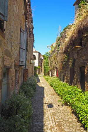 Téléchargez les photos : Une ruelle de Cordes sur Ciel, ancien village médiéval élu village préféré des Français, dans le département du Tarn en région Occitane - en image libre de droit