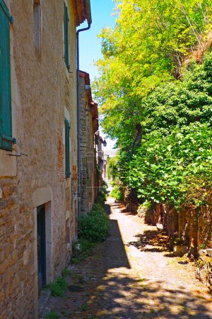 Téléchargez les photos : Une ruelle de Cordes sur Ciel, ancien village médiéval élu village préféré des Français, dans le département du Tarn en région Occitane - en image libre de droit