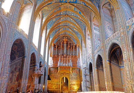 Téléchargez les photos : Nef de la cathédrale Sainte-Cécile, construite en brique rouge sur le Tarn à Albi en Occitanie (Sud de la France) - Entrée libre - en image libre de droit