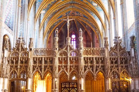 Téléchargez les photos : Nef de la cathédrale Sainte-Cécile, construite en brique rouge sur le Tarn à Albi en Occitanie (Sud de la France) - Entrée libre - en image libre de droit