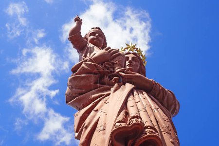 Foto de La estatua de Notre-Dame de France es una monumental obra de hierro fundido situada en la ciudad de Puy-en-Velay en la región de Auvernia, en el centro de Francia. - Imagen libre de derechos