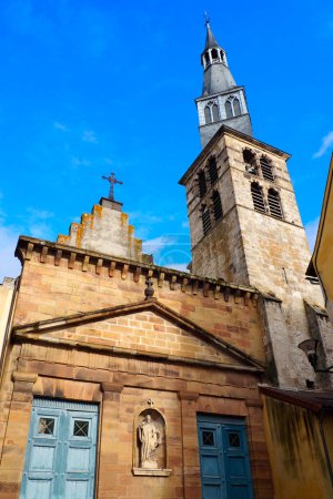 Téléchargez les photos : Clocher de l'église Sainte Croix et clocher de la ville de Saint Pourcain sur Sioule, dans le département de l'Allier, en Auvergne, au centre de la France - en image libre de droit