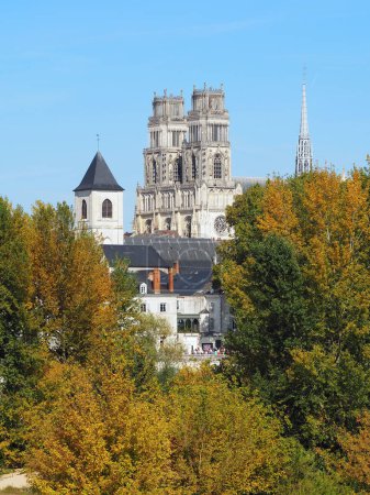 Téléchargez les photos : La cathédrale Sainte-Croix d'Orlans est une cathédrale catholique romaine de style gothique située à Orléans, dans le département du Loiret et dans la région Centre-Val de Loire. Il fait l'objet d'une classification comme monuments historiques par la liste de 1862 - en image libre de droit