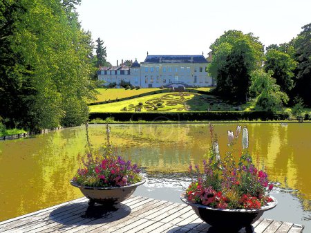 Téléchargez les photos : Le Château de la Source, à Orléans dans le Loiret, domine le Parc Floral de la Source. Il est situé le long du cours du Loiret et surplombe le miroir d'eau, à 250 mètres de sa source appelée "Le Bouillon" (le bouillon)) - en image libre de droit