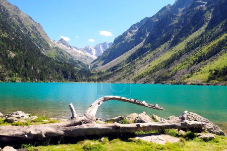 Téléchargez les photos : Lac de Gaube est un magnifique lac de haute altitude situé au cœur du Cirque de Gavarnie, dans la vallée de Cauterets au pied de la montagne du Vignemale dans les Pyrénées dans le sud de la France - en image libre de droit