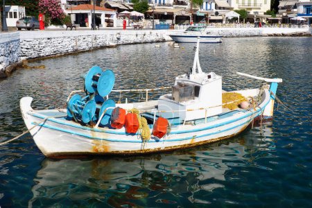 Téléchargez les photos : Bateau de pêche traditionnel (ou caique) dans le petit port de Batsi, sur la célèbre île d'Andros, dans l'archipel des Cyclades, au cœur de la mer Égée - en image libre de droit