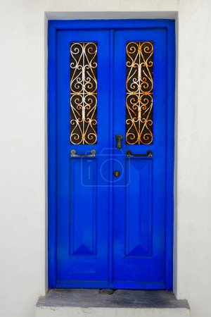 Foto de Una del encanto de las islas Cícladas griegas en el corazón del mar Egeo, son las puertas de colores hermosos de las casas de las calles estrechas de ciudades antiguas - Imagen libre de derechos