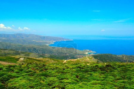 Téléchargez les photos : Vue sur la côte ouest d'Andros, célèbre île des Cyclades, au coeur de la mer Égée, près de la baie de Gavrio - en image libre de droit