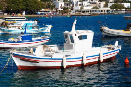 Téléchargez les photos : Bateau de pêche traditionnel (ou caique) dans une petite baie de Mykonos, célèbre île des Cyclades, au cœur de la mer Égée - en image libre de droit