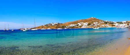 Téléchargez les photos : Vue panoramique sur la plage sud d'Ornos à Mykonos, la célèbre île grecque de l'archipel des Cyclades au cœur de la mer Égée - en image libre de droit