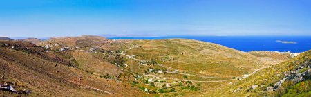 Téléchargez les photos : Superbe vue panoramique sur Syros, une magnifique île de l'archipel des Cyclades au cœur de la mer Égée, et la ville d'Ermoupoli, "la ville d'Hermès" - en image libre de droit