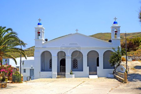 Le monastère de Panagia Vourniotissa, situé près du village d'Agapi, est l'un des sites de pèlerinage orthodoxes les plus importants de Tinos, une île célèbre des Cyclades au c?ur de la mer Égée.