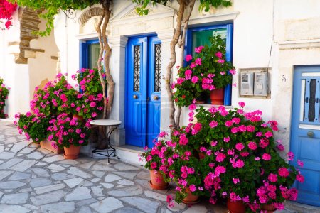 Uno de los encantos de Pyrgos, un famoso pueblo de artesanos de mármol en Tinos, en las Cícladas, en el corazón del mar Egeo, son las estrechas calles adoquinadas con casas blancas y flores