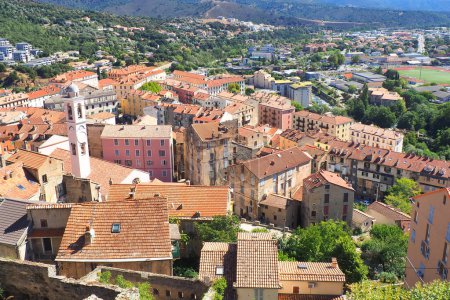 Téléchargez les photos : Vue aérienne de la vieille ville de Corte, ancienne capitale de la Corse (surnommée l "île de Beauté) dominée par sa citadelle et son église de style baroque dédiée à l'Annonciation - en image libre de droit