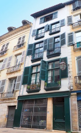 Foto de En Bayona, en el País Vasco, edificios tradicionales con ventanas de balcón equipadas con persianas multicolores y a veces adornadas con madera mestiza - Imagen libre de derechos