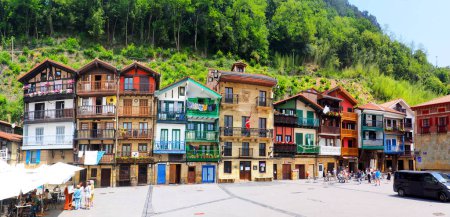 Téléchargez les photos : Santiago Plaza est un joyau caché à Pasaia Donibane, en Espagne, près de San Sebastian. Niché dans ce charmant village de pêcheurs basque, c'est une place pittoresque bordé de bâtiments colorés - en image libre de droit