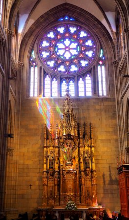 Téléchargez les photos : Le retable de l '"Immaculée Conception de Marie" dans la Cathédrale du Bon Pasteur de Donostie-Saint Sébastien, au cœur du verdoyant Pays Basque espagnol, est surmonté d'une superbe rosace - en image libre de droit