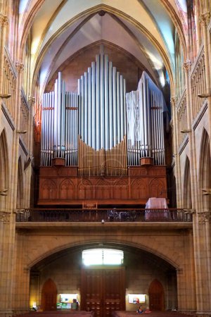 Téléchargez les photos : Magnifiques grands orgues de la Cathédrale du Bon Pasteur de Donostie-Saint Sébastien, au cœur du verdoyant Pays Basque espagnol - en image libre de droit