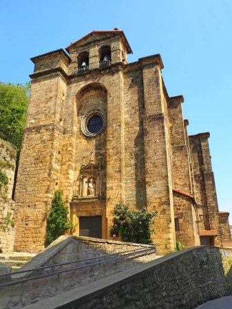 Téléchargez les photos : La superbe église San Juan Bautista de Pasaia Donibane au Pays Basque date du XVIe siècle. Entièrement en pierre taillée, elle est ornée d'une sculpture, surmontée de deux cloches. - en image libre de droit