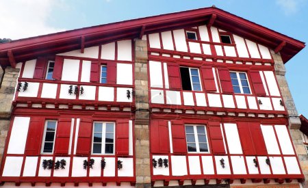 In Espelette, a pretty little village in the Basque Country, pepper has been elevated to the rank of religion: all the facades of the houses are decorated with red and black pepper drying in the sun