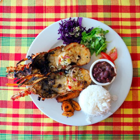 superbe assiette de homard grillé dans un restaurant en bord de mer sur la magnifique île de Martinique - Madinina en créole - surnommée l "île des fleurs - Antilles françaises - FWI