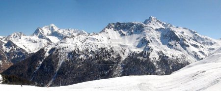 Vista panorámica de las pistas de esquí de la famosa estación de esquí de La Plagne-Bellecote en el corazón de los Alpes franceses en el valle del Tarentaise al pie del Mont Blanc