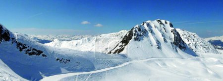 Vista panorámica de las pistas de esquí de la famosa estación de esquí de La Plagne-Bellecote en el corazón de los Alpes franceses en el valle del Tarentaise al pie del Mont Blanc