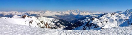 Blick auf den Südhang des Mont-Blanc-Massivs (4810 m), des höchsten Gipfels Europas und des Beaufortain-Tals, vom berühmten Skigebiet La Plagne im Herzen der französischen Alpen