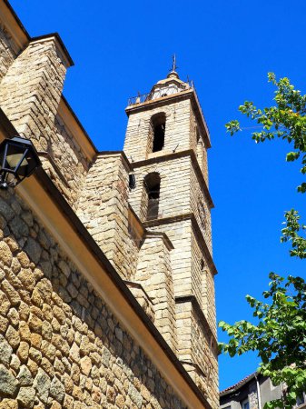 Kirche Ste Marie de l 'Assomption in Sartene auf Korsika (Spitzname Insel der Schönheit). Gebaut in einem großen Granitrahmen, hat es einen Glockenturm mit drei durchbrochenen Etagen, gekrönt von einer Kuppel
